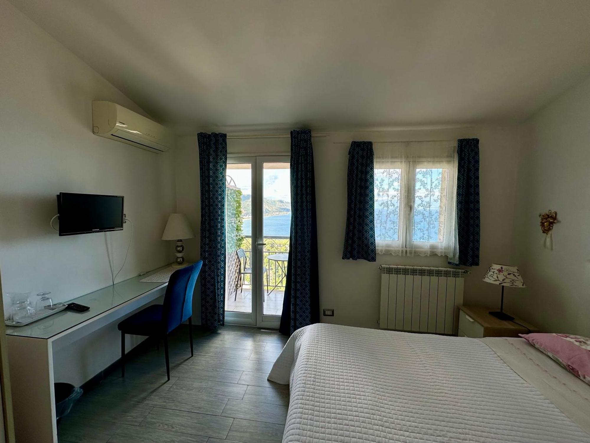 Blue Sky House Bed & Breakfast Таормина Екстериор снимка
